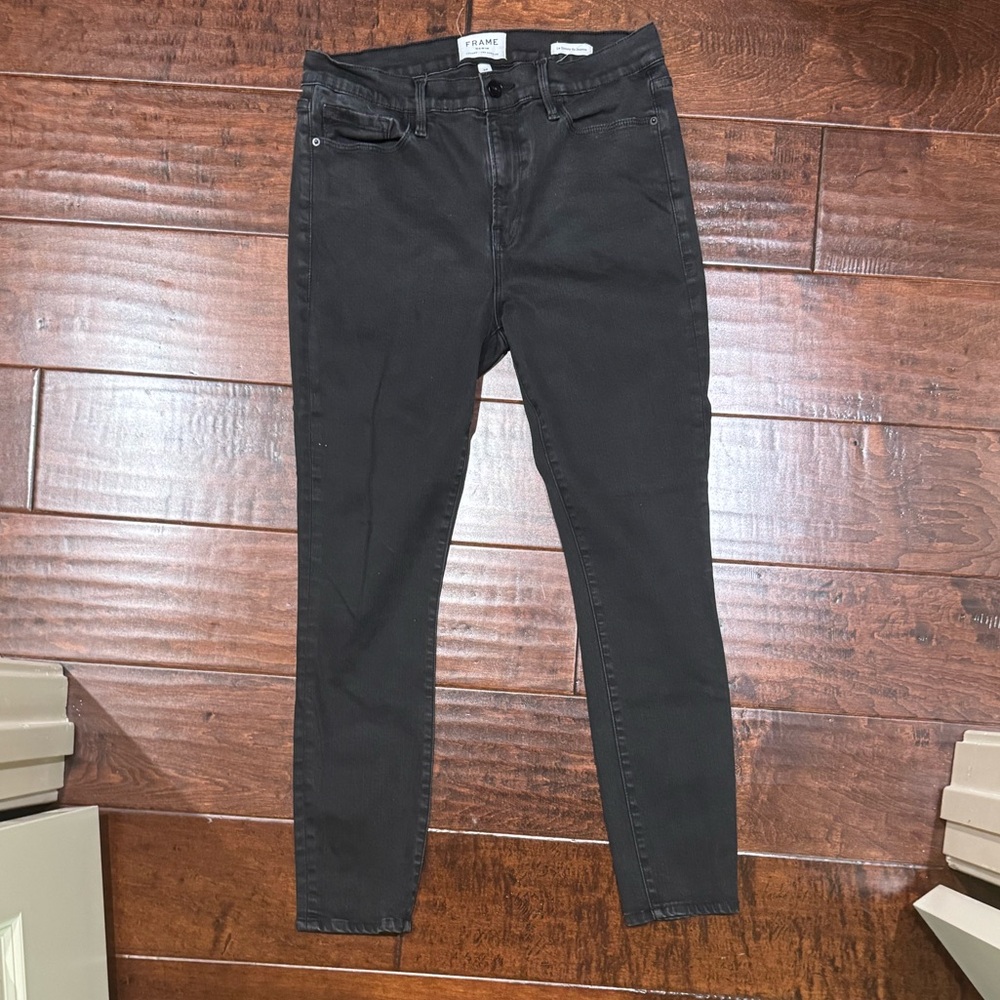 Frame- ‘Le Skinny de Jeanne’ Denim Jeans (Size 32) in Black!